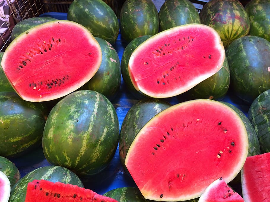 angurie a fette, anguria, frutta, rosso, verde, cibo, nutrizione, naturale, dolce, fresco, maturo, freschezza, biologico, fetta, melone, natura, estate, seme, cibo vegetariano, mangiare sano, cibo e bevande, benessere, colore verde, natura morta, nessuno, sezione trasversale, mercato, avvicinamento, giorno, abbondanza, vista dall'alto, scelta, in vendita, 2K