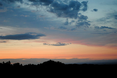 cel, núvols, oest, rosa, esquema, blau, posta de sol, silueta, escena tranquil·la, escenics, núvol - cel, bellesa a la natura, escenics - natura, tranquil·litat, arbre, color taronja, cap gent, naturalesa, idíl·lic, planta, paisatge, medi ambient, escena no urbana, cel dramàtic, a l'aire lliure, vespre, 4K, CC0, domini públic, lliure de regalies