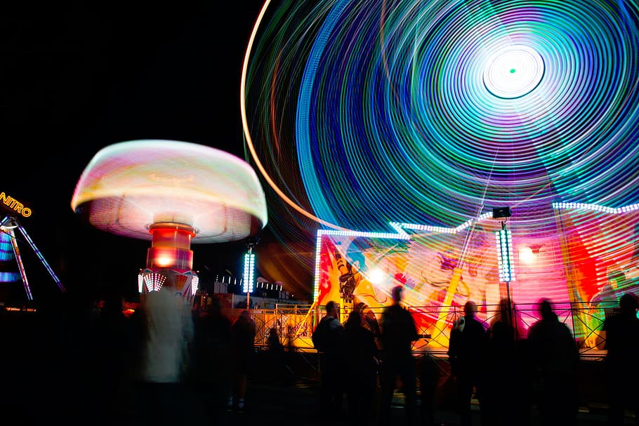 gent, de peu, llum, diversió, carnaval, llums, ferris, roda, rodó, moviment, llarg, exposició, multitud, nit, vida nocturna, il·luminat, cultura i entreteniment artístic, Parc d'atraccions, passeig pel parc d’atraccions, multicolor, moviment borrós, exposició llarga, grup de persones, arquitectura, cel, roda de ferris, girant, persones reals, a l'aire lliure, homes, estructura construïda, activitat d'oci, 1080P