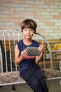 Korea, anak, alat, tablet, headphone, earbud, earphone, musik, mendengarkan, teknologi modern, pendidikan, masa kecil, anak laki-laki, laki-laki, satu orang, tampak depan, memegang, gaya hidup, potret, komunikasi, orang sungguhan, pakaian kasual, teknologi, melihat kamera, kegiatan waktu luang, duduk, panjang tiga perempat, teknologi nirkabel, bata, tidak bersalah, di luar rumah, 5K, CC0, domain publik, bebas royalti