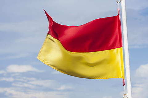 bandera, groc, vermell, espanya, europa, vent, dom, independència, galatasaray, cel, medi ambient, núvol - cel, naturalesa, el patriotisme, cap gent, dia, tèxtil, agitant, a l'aire lliure, emoció, vista d’angle baix, pol, llum solar, 4K, CC0, domini públic, lliure de regalies