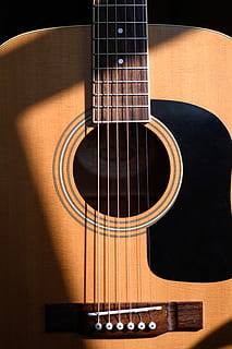 foto, marró, guitarra, traste, boca de guitarra marró, instrument, cadena, primer pla, acústic, música, instrument musical, instrument de corda, cultura i entreteniment artístic, equipament musical, corda d’instruments musicals, material de fusta, a l'interior, guitarra acústica, cap gent, sol objecte, diapasó, tir de l'estudi, natura morta, música clàssica, instrument de vent, fons negre, estil clàssic, 5K, CC0, domini públic, lliure de regalies