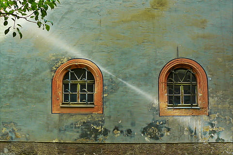die Architektur, Gebäude, Fassade, Deutschland, grunge, historisch, Zuhause, Gitterfenster, Mauerwerk, alt, alte Stadt, Lichtstrahl, verwittert, Fenster, Haus, Wandbau - Funktion, altmodisch, gebaute Struktur, Gebäudehülle, keine Leute, Tag, Bogen, Flachwinkelansicht, Pflanze, Natur, draußen, Wand, Blatt, Baum, Wohngegend, Pflanzenteil, Fensterrahmen, 2K, CC0, gemeinfrei, lizenzfrei