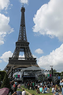 Eiffelova věž, Paříž, eiffel, památník, hlavní město, park de mars pole, architektura, stavba, skupina lidí, nebe, mrak - nebe, minulost, skutečných lidí, Dějiny, velká skupina lidí, destinace, dav, vysoká - vysoká, věž, město, cestovní ruch, den, cestovat, ženy, Příroda, venku, 4K, CC0, veřejná doména, bez autorských práv