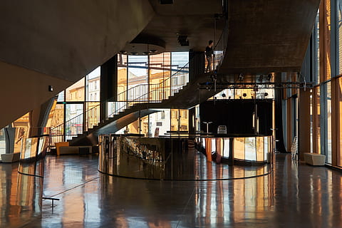arquitetura, luz, construindo, interior, leve, construção, marquise, reflexão, dentro de casa, abandonado, estrutura construída, ninguém, pavimento, dia, fábrica, o negócio, janela, indústria, vidro - material, esvaziar, metal, iluminado, sala doméstica, tecnologia, transporte, teto, 2K, CC0, domínio público, royalty free