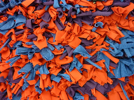 struktura, vzor, barva, barvitý, sbírka, mnoho, celý rám, oranžová barva, velká skupina objektů, pozadí, hojnost, nikdo, modrý, textil, vysoký úhel pohledu, den, sušení, stálý život, uvnitř, uspořádání, opakování, oblečení, řemeslo, architektura, přímo nad, 2K, CC0, veřejná doména, bez autorských práv