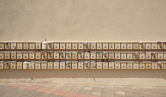 stablet, Brun, vægmonterede postkasser, trææske, masse, postkasse, stolpe, brev bokse, breve, brev boks, byblok, reklame, boligblok, skyskraber, lejehus, mange, Postboks, uddannelse, indendørs, bogreol, Bestil, ingen mennesker, bibliotek, murbygningsfunktion, i en række, side om side, stor gruppe af objekter, bestille, arrangement, brev, meddelelse, teknologi, post, gentagelse, overflod, forbindelse, elektricitet, kontrollere, dag, arkitektur, Strømforsyning, 5K