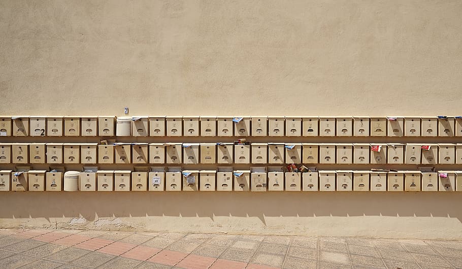 apilats, marró, bústies de muntatge de paret, Caixa de fusta, molt, bústia, publicació, bústies, lletres, bloc urbà, publicitat, bloc d’habitatges, gratacels, casa de la casa, molts, educació, a l'interior, prestatge per a llibres, llibre, cap gent, biblioteca, funció de construcció de parets, en fila, costat a costat, gran grup d'objectes, ordre, arranjament, carta, comunicació, tecnologia, correu electrònic, repetició, abundància, connexió, electricitat, control, dia, arquitectura, Font d'alimentació, 5K