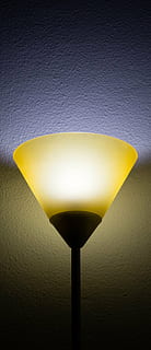 llum, foscor, nit, il·luminació, contrast, groc, a l'interior, cap gent, primer pla, natura morta, il·luminat, funció de construcció de parets, equips d’il·luminació, llum elèctrica, electricitat, paper, riquesa, brillant, sol objecte, decoració, luxe, taula, vista d’angle alt, color daurat, 2K, CC0, domini públic, lliure de regalies