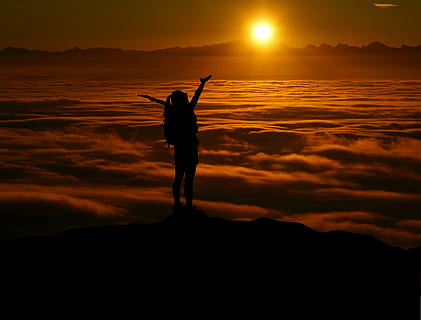 person, stående, hav, skyer, heve, utfordring, landskap, fjell, turist, utsikt, oppnåelse, aktivitet, eventyr, agung, ryggsekk, backpacker, bali, klippe, klatre, Sky, konsept, kant, utforske, ekstrem, først, lykkelig, høy, turgåer, fotturer, bakker, inspirasjon, livsstil, kvinne, panorama, topp, Fare, stein, scenisk, syn, ser, suksess, sollys, soloppgang, turisme, sti, trekking, vulkan, vinne, selva marine, tåkens hav, tåkelys, nebula glød, skydekke, humør, idyll, natur, alpine, fjellene, Alpene, fjellkjede, tåke, nebellandschaft, himmel, panoramautsikt, panoramabild, panoramautografering, Tödi, royalty, silhouette, solnedgang, menneskelig arm, sky - himmel, én person, naturskjønnhet - natur, skjønnhet i naturen, fritidsaktivitet, oransje farge, ekte folk, armer hevet, lem, full lengde, rolig scene, ro, utendørs, 1080P