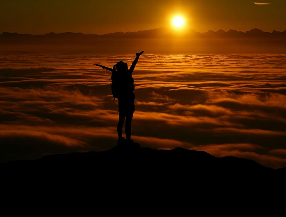 persona, in piedi, mare, nuvole, aumentare, sfida, paesaggio, montagna, turista, vista, realizzazione, attività, avventura, agung, zaino, zaino in spalla, bali, scogliera, scalata, nube, concetto, bordo, Esplorare, estremo, primo, contento, alto, escursionista, escursioni a piedi, colline, ispirazione, stile di vita, donna, panorama, picco, rischio, roccia, panoramico, vedendo, successo, luce del sole, Alba, turismo, pista, il trekking, vulcano, vincere, selva marine, mare di nebbia, fendinebbia, bagliore della nebulosa, coperto dalle nuvole, umore, idillio, natura, alpino, montagne, Alpi, catena montuosa, nebbia, nebellandschaft, cielo, foto panoramica, immagine panoramica, fotografia panoramica, Tödi, reali, silhouette, tramonto, braccio umano, nuvola - cielo, una persona, scenics - natura, bellezza nella natura, attività di svago, colore arancione, stili di vita, persone reali, braccia alzate, arto, lunghezza intera, scena tranquilla, la tranquillità, all'aperto, 1080P