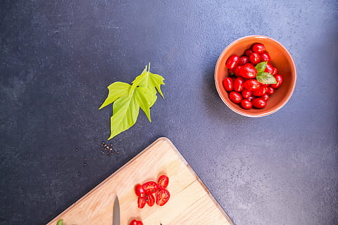 affettato, pomodori, Marrone, di legno, tavola, verde, erba, verdure, erbe aromatiche, aperitivo, conchiglia, ciliegia, vicino, basilico, tagliere, frisch, insalata, le foglie, Schnitzer, Pepe, estate, primavera, cucina, mediterraneo, italiano, benefici da, delizioso, salato, rinfresco, sfondo, pietra, buio, nero, rustico, boschi, legna, grano, coltello, acuto, vitamine, salutare, succoso, piccoli pomodori, tagliare, sezione, taglio, pianta, drappeggiato, mise en place, cucinare, creativo, ispirazione, bella, bellissimo, freddo, cibo, mangiare, giardino, bio, grani di pepe, rosso, contrasto, colore, modello, appetito, fame, antipasto, apéro, scena, messa in scena, blog, angolo, indirizzata, frutta, freschezza, cibo e bevande, mangiare sano, pomodoro, benessere, verdura, direttamente sopra, vista dall'alto, in casa, natura morta, nessuno, uno stile di vita sano, legno - materiale, preparazione, Spezia, coltello da cucina, tritato, cibo vegetariano, 5K, CC0, dominio pubblico, privo di copyright