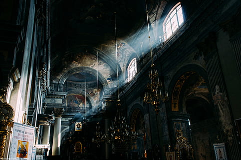 foto, llums d'aranya, endins, edifici, Ucraïna, temple, llum, diagonal, Església, finestra, Sant, la santedat, luč ′, Lviv, religió, cristianisme, catedral, a l'interior, arquitectura, espiritualitat, història, lloc famós, europa, estructura construïda, creença, lloc de culte, exterior de l'edifici, altar, vista d’angle baix, arc, cap gent, sostre, 4K, CC0, domini públic, lliure de regalies