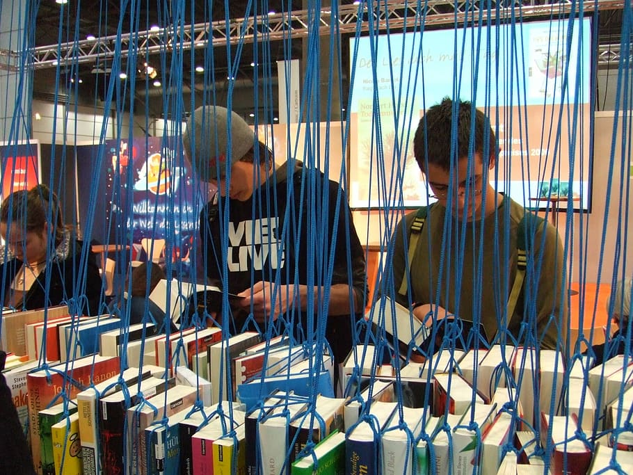Læs, bogmesse, leipzig, kun voksne, voksen, kun kvinder, midt voksen, to personer, mennesker, rigtige mennesker, detail, Kvinder, stående, afslappet tøj, indendørs, leder, livsstil, forfra, tre kvart længde, taljen op, ung voksen, fritidsaktivitet, ser ned, dag, 2K