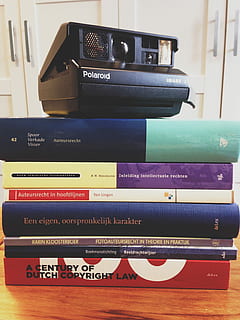 diritto d'autore, libri, telecamera, in casa, valigia, attività commerciale, viaggio, i media, aereo, pubblicazione, tecnologia, tavolo, nessuno, libro, natura morta, comunicazione, avvicinamento, testo, in stile retrò, pila, formazione scolastica, numero, concentrarsi sulle conoscenze acquisite, carta, sceneggiatura occidentale, grande gruppo di oggetti, 2K, CC0, dominio pubblico, privo di copyright