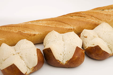 baguette, pa enrotllat, lleixiu, pa, rodar, teixir el pa, laugenbrötchen, fleca, productes al forn, frisch, menjar, pa blanc, al forn, enfornar, deliciós, aliment bàsic, llesca de pa, marró, menjar i beguda, frescor, alimentació saludable, primer pla, tir de l'estudi, fons blanc, menjar francès, cap gent, benestar, grup d'objectes, a l'interior, natura morta, llest per menjar, material de fusta, naturalesa, berenar, 2K, CC0, domini públic, lliure de regalies