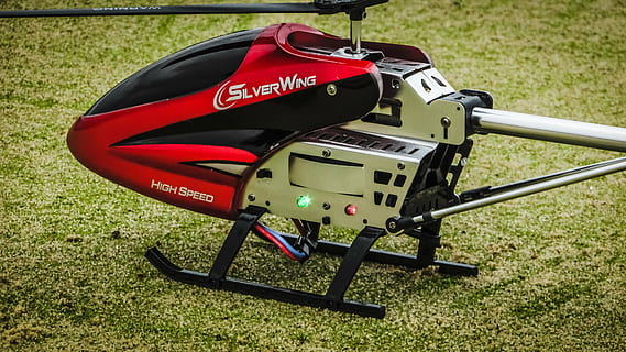 helicóptero, modelo, brinquedo, Controlado remotamente, cabine, modelismo, texto, grama, roteiro ocidental, comunicação, campo, plantar, tecnologia, terra, ninguém, natureza, dia, cor verde, máquinas, ao ar livre, fechar-se, sombra, luz solar, transporte, vermelho, equipamento, 4K, CC0, domínio público, royalty free