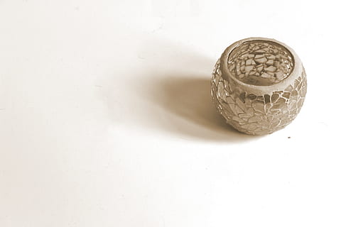 afspejling, sepia, objekt, lys, kop, forbi, filtreret, moderne, stil, årgang, retro, historisk, ornament, Husk, erindringer, figurativ, betyder, opfattelse, historie, kærlighed, liv, finansiere, ingen mennesker, hvid baggrund, tæt på, dag, indendørs, studio skud, høj vinkel visning, kopiere plads, stilleben, enkelt objekt, hvid farve, mønster, skåret ud, mønt, betalingsmiddel, forretning, skygge, direkte over, carving - håndværk produkt, rigdom, 5K, CC0, offentligt domæne, royaltyfrie