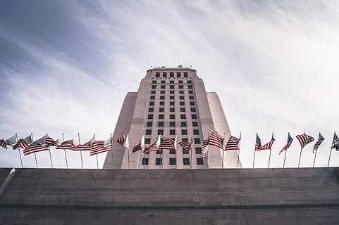 lav, vinkel se fotografi, u.s.a flag, beton, bygning, hvid, blå, himmel, dagtimerne, højhus bygning, amerikanske flag, vindue, skyskraber, flag, arkitektur, bygning udvendig, bygget struktur, USA, arkitektur og bygninger, rejse steder, ingen mennesker, berømte sted, amerikansk flag, udendørs, lav vinkel visning, patriotisme, by, dag, natur, kontorbygning udvendig, sollys, kontor, moderne, 5K, CC0, offentligt domæne, royaltyfrie