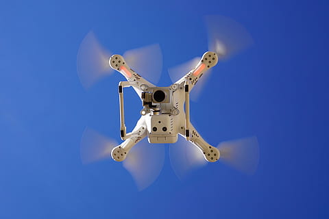 beyaz, uçan, Quadcopter uçağı, gündüz, Quadcopter, erkek arı, fantom, dJI, profesyonel, kamera, film, video, Fotoğraf, Havada, Mavi gökyüzü, alttan, uçuş, rc, pilot, bir hayvan, tek nesne, hayvan temaları, insansız, mavi, stüdyo çekimi, teknoloji, fütüristik, robot, doğa, Mizah, oyuncak, içeriye, Bilim, gün, kopya alanı, eğlence, mavi arka plan, bağ, fotoğrafçılık temaları, temsil, önden görünüş, 5K, CC0, kamu malı, telif ücretsiz