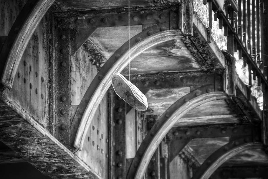 molt, pèndol, sabatilla d'esport, pont, vell, malalt, caduc, blanc i negre, trencar, aixafar, capital, Berlín, estructura construïda, arquitectura, cap gent, abandonat, dia, obsoleta, material de fusta, a l'aire lliure, aigua, metall, transport, temes d'animals, vista d’angle alt, un animal, part de la planta, espatllat, manera de transport, vertebrats, animal, 5K