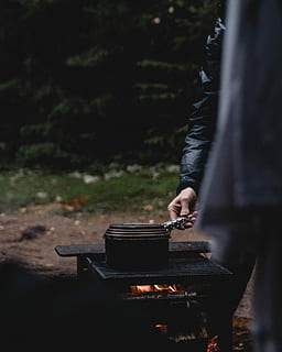 kişi, ayakta, yanında, siyah, ateş çukuru, ceket pişirme, kömür ızgara, tava, ateş, alev, kamp ateşi, el, bir kişi, gerçek insanlar, Barbekü, doğa, yanan, ateş - doğal fenomen, ısı - sıcaklık, ağaç, erkekler, boş zaman etkinliği, gün, yiyecek ve içecek, orman, yaşam, ön plana odaklanmak, midsection, hazırlık, açık havada, yemek hazırlama, şenlik ateşi, 4K, CC0, kamu malı, telif ücretsiz