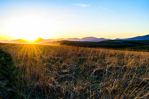 Grün, Rasenplatz, sonnig, Himmel, Sonnenuntergang, west, Sonne, Strahlen, Land, Gras, trockenes Gras, Berge, der Himmel, Frühling, Slowakei, Liptov, Hügel, Natur, Feld, Felder, Wiese, ein Spaziergang, Idylle, sich ausruhen, Emotion, Berg, Szenen - Natur, Schönheit in der Natur, Linseneffekt, Landschaft, Umgebung, Sonnenlicht, Pflanze, ruhige Szene, Ruhe, Sonnenstrahl, wolke - himmel, Gebirge, keine Leute, draußen, hell, 5K, CC0, gemeinfrei, lizenzfrei