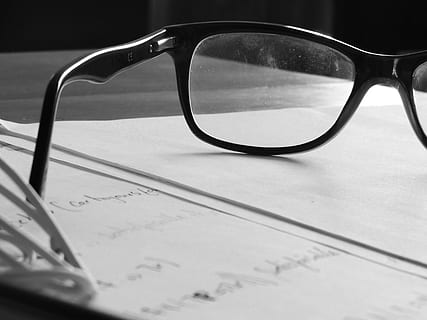 lectura, bisell, treballar, llegir, ulleres, sol objecte, ulleres de sol, taula, moda, reflexió, gots, primer pla, a l'interior, cap gent, natura morta, vista, vidre - material, accessori personal, enfocament selectiu, transparent, absència, senzillesa, material de fusta, paper, 4K, CC0, domini públic, lliure de regalies