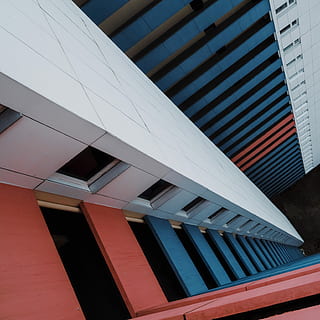 ideal 2/3, niedrig, Winkel Fotografie, Weiß, Blau, Gebäude, minimal, Perspektive, rot, gebaute Struktur, die Architektur, Gebäudehülle, Flachwinkelansicht, keine Leute, Fenster, Tag, Muster, modern, draußen, Stadt, Glas - Material, Reflexion, Bürogebäude außen, Natur, Himmel, architektonisches Merkmal, Sonnenlicht, Büro, 2K, CC0, gemeinfrei, lizenzfrei