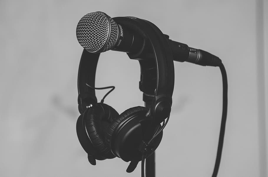 foto, auriculars, penjant, micròfon, àudio, primer pla, electricitat, electrònica, equipament, suport per a micròfons, música, enregistrament, so, enregistrament de so, estudi, tecnologia, rendiment, equip de gravació de so, estudi de gravació, cap gent, a l'interior, dia, Dispositiu d'entrada, cable, centrar-se en primer pla, comunicació, cultura i entreteniment artístic, connexió, color negre, equip d’àudio, metall, discurs, equipament elèctric, càmera digital, 4K