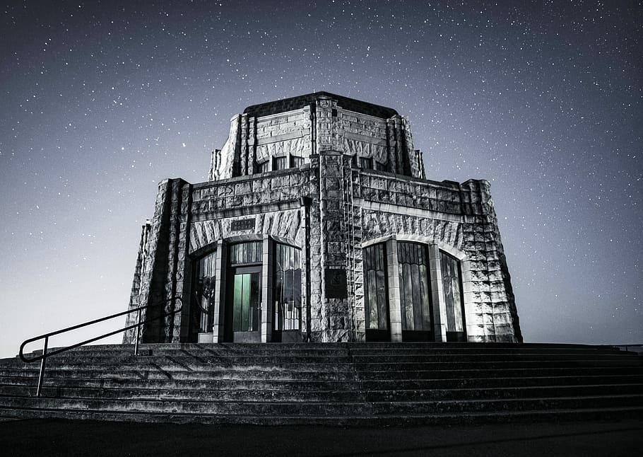 grå betonbygning, gråtonebillede, grå, beton, bygning, monument, sten-, trin, mursten, himmel, Mælkevejen, nat, gelænder, kronepunkt, stjerne, astrofotografering, Oregon, vista hus, arkitektur, lav vinkel visning, bygning udvendig, bygget struktur, natur, stjerne - rum, astronomi, plads, ingen mennesker, skyfri himmel, stjerne felt, udendørs, historie, forladt, gammel, trappe, rum og astronomi, ødelagt, 5K
