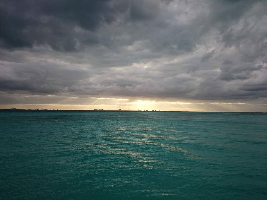 verd, cos, aigua, blanc, núvols, cos d'aigua, sunray, naturalesa, mar, núvol, cel, cel tempestuós, oceà, posta de sol, sol, segur, horisont, badia, cel ennuvolat, tempestuós, núvol - cel, escenics - natura, bellesa a la natura, tranquil·litat, horitzó sobre l’aigua, escena tranquil·la, horitzó, paisatge marí, cap gent, davant del mar, idíl·lic, tempesta, a l'aire lliure, ominós, color turquesa, 5K