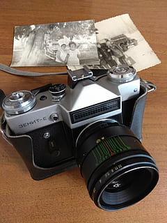zenit, camera zenit, oud, camera, de ussr, retro, spiegel, tentoonstellen, stijl, foto, zenit-foto's, oude beelden, zwart-witfoto, oude foto's, oude camera, lens, Sovjet camera, Sovjet-items, wijnoogst, film camera, film, zwart en wit fotografie, oude foto, camera met case, de hoes voor de camera, koffer met riem, lederen tas, dslr, slr camera, slr, creatief, desktop, nostalgie, fotografie thema's, technologie, binnenshuis, stilleven, fotografische apparatuur, camera - fotografische apparatuur, geen mensen, tafel, detailopname, retro gestileerd, hoge hoekmening, digitale camera, fotograferen, grote groep objecten, zwarte kleur, 4K, CC0, publiek domein, royaltyvrij