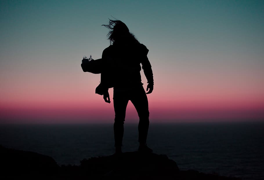 silhoutte, persoană, permanent, Munte, siluetă, om, corp, apă, vânt, gradient, apus de soare, o persoana, cer, lungime totală, oameni adevărați, frumusețe în natură, scenice - natura, stiluri de viață, Activitatea de agrement, natură, teren, o scenă liniștită, adult, liniște, culoare portocalie, scenă non-urbană, mare, 4K