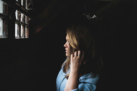donna, blu, camicia, vetro della finestra, donna in blu, vestito blu, donne, persone, tristezza, depressione - tristezza, etnia caucasica, adulto, una persona, femmine, in casa, solitudine, preoccupato, disperazione, solo una donna, colpo alla testa, parte del corpo umano, emozione, mano, stili di vita, persone reali, capelli biondi, stress emotivo, ritratto, capelli, acconciatura, buio, contemplazione, 5K, CC0, dominio pubblico, privo di copyright