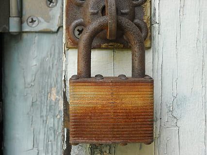 serratura, ruggine, lucchetto, arrugginito, intemperie, vecchio, legno - materiale, nessuno, porta, giorno, avvicinamento, struttura costruita, metallo, sicurezza, Entrata, protezione, all'aperto, chiavistello, chiuso, strutturato, sospeso, deterioramento, 2K, CC0, dominio pubblico, privo di copyright