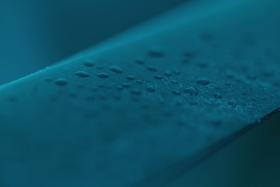 rosada d’aigua, blau, superfície, macroshot, foto, aigua, gotes, pluja, plovent, humit, fosc, a l'aire lliure, cap gent, primer pla, dia, enfocament selectiu, tirar, textura, sol objecte, metall, fons, primer pla extrem, forma, naturalesa, a l'interior, tir de l'estudi, forat, fons blau, gota de pluja, 5K