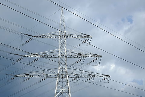 Pylon, aktuell, Elektrizität, Strommast, Stromleitung, Energie, Hochspannung, Stromleitungen, Linie, Linien, Isolatoren, Strommasten, verstärken, Oberleitung, elektrik, Risiko, Netzteil, Froschperspektive, Technologie, obere Zeilen, Blau, Elektrosmog, magnetische Wechselfelder, Leitungen, Masten, Himmel, Wolken, Stromspannung, Verteilung von Elektrizität, Kabel, wolke - himmel, Kraftstoff- und Stromerzeugung, die Architektur, gebaute Struktur, Verbindung, Natur, keine Leute, Flachwinkelansicht, draußen, Industrie, Tag, elektrische Ausrüstung, Metall, Komplexität, stehlen, Legierung, Stromnetz, 4K, CC0, gemeinfrei, lizenzfrei