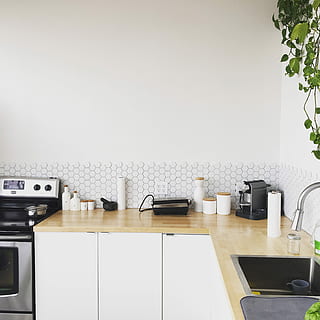 negro, cafetera, marrón, de madera, mesa de cocina, grifo, convertido, botella de vidrio, cocina, diseño de interiores, interior, avellana, cocina domestica, cuarto doméstico, adentro, casa, encimera de la cocina, equipo doméstico, interior de la casa, aparato, mueble, nadie, estufa, utensilio de cocina, vida domestica, copia espacio, mesa, estilos de vida, comida y bebida, envase, moderno, acero, horno, 2K, CC0, dominio público, libre de derechos