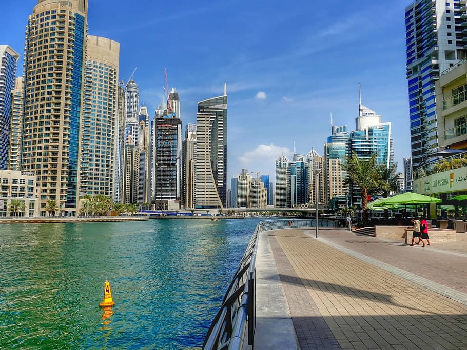cos, aigua, edificis, dubai, gratacels, u a, a e, u a e, ciutat, arquitectura, edifici, edifici modern d’altura, exterior de l'edifici, estructura construïda, modern, exterior d’edifici d’oficines, alta - alta, cel, oficina, torre, naturalesa, persones incidentals, horitzó urbà, dia, destinacions de viatge, viatjar, a l'aire lliure, districte financer, paisatge urbà, 1080P