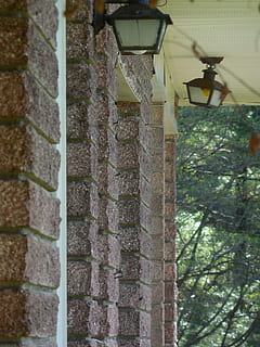 Backstein, Licht, Wand, die Architektur, Design, Haus, Gebäude, Struktur, Zuhause, Block, Muster, Beton, Konstruktion, Material, Mauerwerk, Zement, gebaute Struktur, Gebäudehülle, keine Leute, Tag, Wandbau - Funktion, Flachwinkelansicht, Baum, Fokus auf den Vordergrund, Ziegelwand, draußen, Pflanze, Nahansicht, Natur, Sicherheit, Efeu, 4K, CC0, gemeinfrei, lizenzfrei