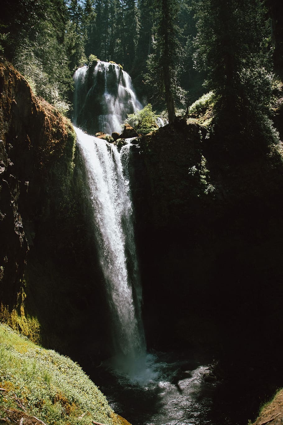 foto de lapse de temps, cascades, gris, aigua, cau, envoltat, arbres, mig, bosc, cau aigua, dia, temps, arbre, cascada, rock, naturalesa, riu, corrent, escenics, paisatge, a l'aire lliure, bellesa a la natura, color verd, aigua que flueix, rock - object, frescor, caient, estiu, moviment, escenics - natura, exposició llarga, terra, planta, moviment borrós, cap gent, creixement, escena no urbana, que flueix, poder a la natura, selva tropical, caient aigua, 5K
