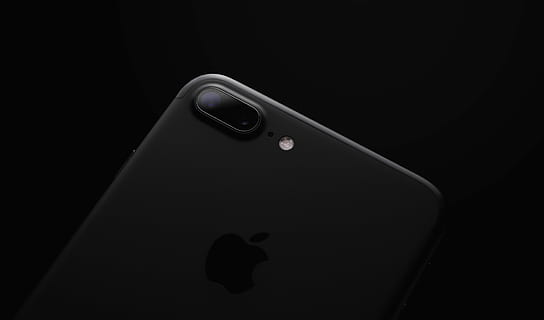 Černá, iphone 7, Plus, Snímek obrazovky, Fotoaparát, mobilní, pohybliví, telefon, přístroj, iphone, černé pozadí, studio shot, Černá barva, nikdo, uvnitř, jednoduchost, jeden objekt, technologie, detail, sdělení, boční pohled, temný, spojení, kopie prostor, varovná cedule, umělecká kultura a zábava, tajemství, vystříhnout, 5K, CC0, veřejná doména, bez autorských práv