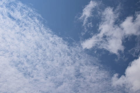 nubes tenues, paisaje de nubes, skyscape, naturaleza, nubes, clima, brillante, tenue, Cielos, cielo, nube - cielo, vista de ángulo bajo, belleza en la naturaleza, azul, antecedentes, el color blanco, paisajes - naturaleza, tranquilidad, día, nadie, idílico, escena tranquila, al aire libre, fotograma completo, ambiente, blandura, meteorología, 5K, CC0, dominio público, libre de derechos