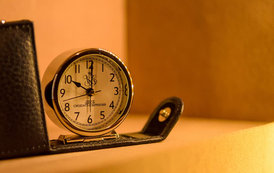 Weiß, schwarz, Tischuhr, runder silberner Wecker, neben, Ledertasche, Uhr, Zeit, Reiseuhr, Orient Express, Zug, Reise, Metall, Taste, edel, Dokumentarfilm, simplon, Venedig, Luxus, ausdrücken, drinnen, keine Leute, Nummer, Nahansicht, sehen, Geschäft, Antiquität, Stillleben, Studioaufnahme, selektiver Fokus, einzelnes Objekt, Tabelle, kopieren sie platz, Minutenzeiger, Holz - Material, Instrument der Zeit, farbiger Hintergrund, Ziffernblatt, Leder, 4K