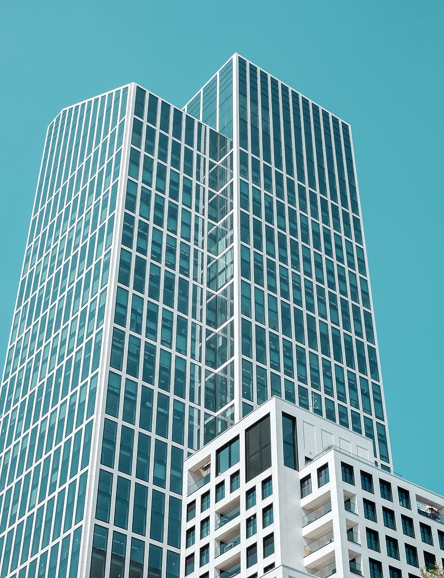 baix, foto d'angle, blanc, edifici, edifici de la torre de la tremuja, angle baix, foto, de gran alçada, finestra, gratacels, cel blau, arquitectura, edifici d'oficines, modern, estructura construïda, escena urbana, exterior de l'edifici, negocis, alta - alta, ciutat, torre, vidre - material, cel, blau, reflexió, districte del centre de la ciutat, arquitectura i edificis, façana, cap gent, vida de ciutat, a l'aire lliure, exterior d’edifici d’oficines, vista d’angle baix, oficina, cel clar, dia, naturalesa, luxe, Pol · lució, apartament, 4K