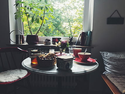 morgenmad, pause, kaffe, frugt, god morgen, honning, køkken, livsstil, mælk, morgen, bord, vindue, indendørs, ingen mennesker, hjemlige værelse, moderne, møbel, indretning, hjem interiør, luksus, mad, plade, dekoration, elegance, stol, lejlighed, spisning, mad og drikke, fravær, plante, dag, sæde, natur, friskhed, glas, potteplante, 4K, CC0, offentligt domæne, royaltyfrie