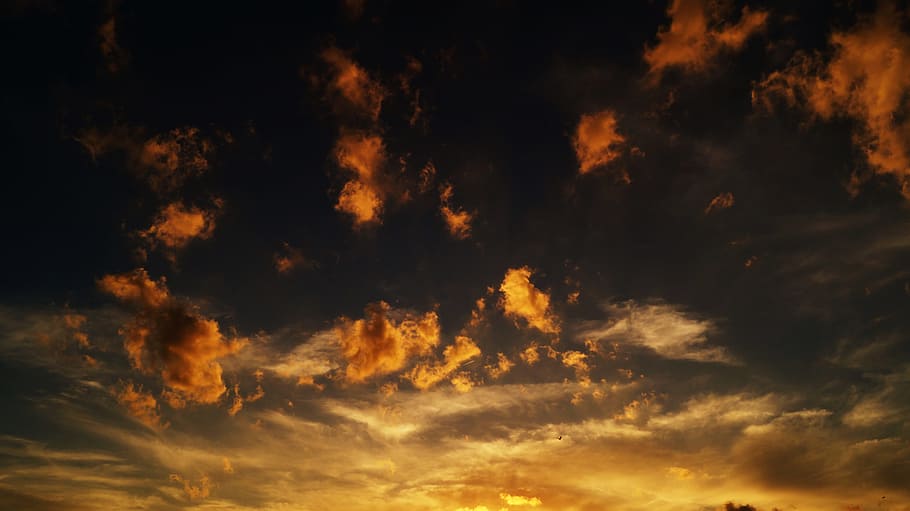 alba, cel, núvols, vespre, cloudformation, núvol, cloudscape, núvol - cel, cel dramàtic, fons, bellesa a la natura, naturalesa, fosc, cap gent, atmosfera, escenics - natura, color taronja, tempesta, cel malhumorat, vent, posta de sol, medi ambient, resum, a l'aire lliure, ominós, meteorologia, fons abstractes, clima, efecte texturat, brillant, 5K