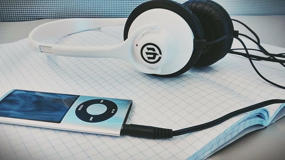 blanc, mp3, reproductor mp3, negre, corda, ple, mida, connectat, plata, ipod, nano, poma, auriculars, àudio, feu clic a roda, Vella escola, tecnologia, música, Bloc de notes, primer pla, a l'interior, cap gent, dia, salut i medicina, comunicació, equip mèdic, estetoscopi, instrument mèdic, subministraments mèdics, natura morta, taula, nombre, tir de l'estudi, negocis, vista d’angle alt, tecnologia sense fils, text, paper, traça de pols, 2K