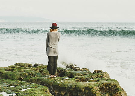 Frau, Stehen, Rock, Strand, mach weiter, Meer, Männer, eine Person, draußen, Farbbild, Erwachsene, Menschen, Wasser, Natur, Nur ein Mann, Rückansicht, in voller Länge, echte Menschen, Land, Rock - Objekt, solide, Himmel, Legere Kleidung, Schönheit in der Natur, Szenen - Natur, Horizont, Horizont über Wasser, Freizeitbeschäftigung, Blick auf Ansicht, 2K, CC0, gemeinfrei, lizenzfrei
